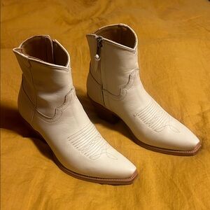 Tecovas Daisy in Bone, size 7 B. Women's Cream Western Ankle Boots / Booties.